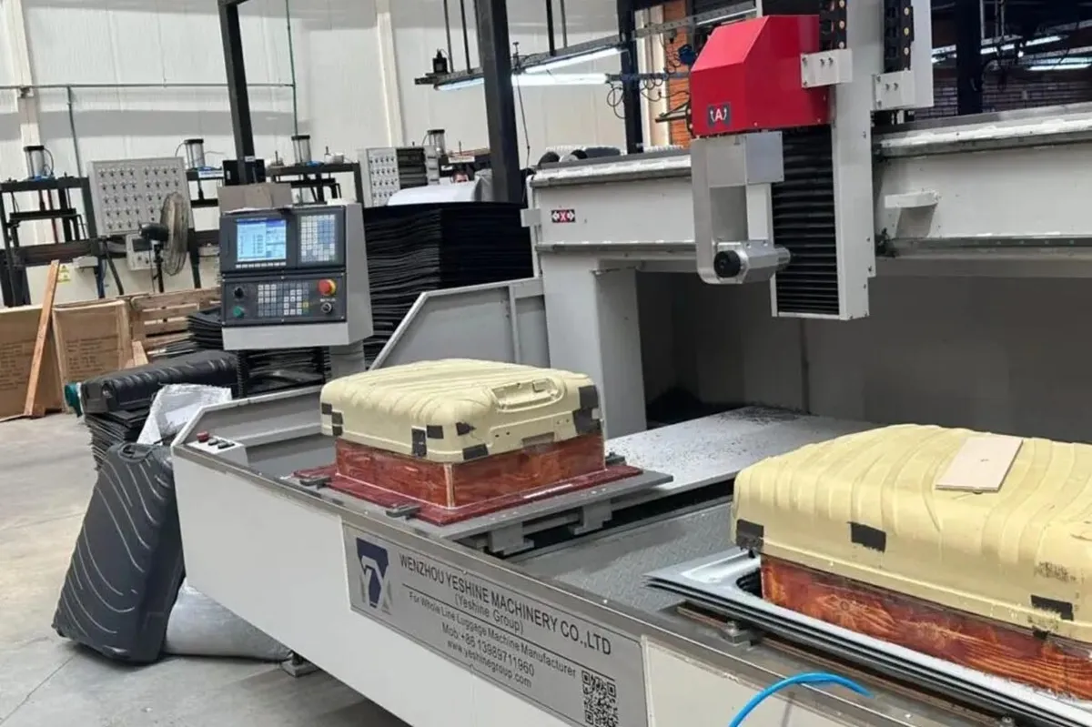 Produção de malas em fábrica da K1