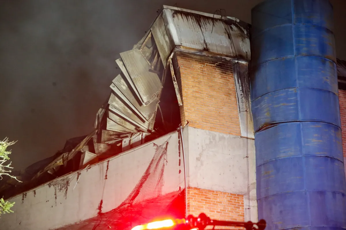 Estrutura de bloco azul da PUCPR foi destruída após incêndio