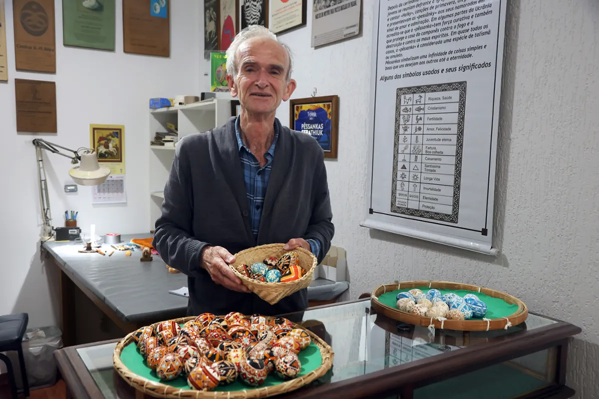 Curitibano é mestre em fazer pêssankas