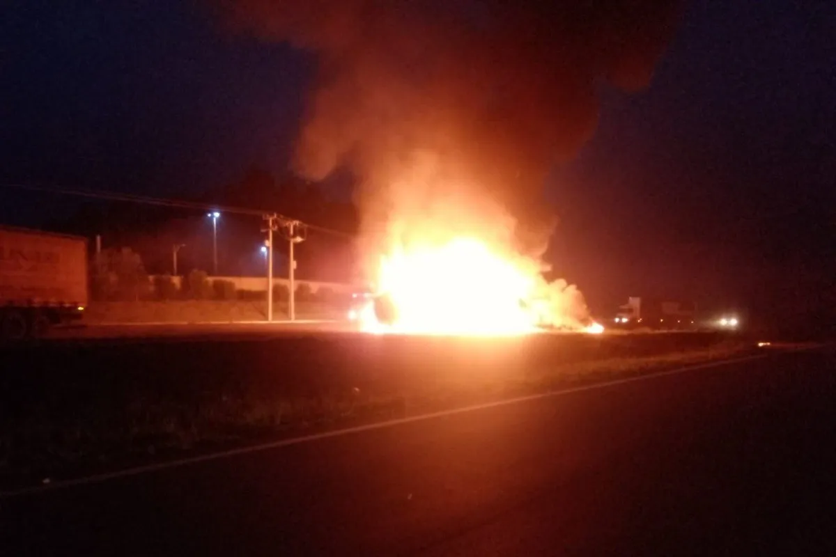 Caminhão pega fogo na BR-376