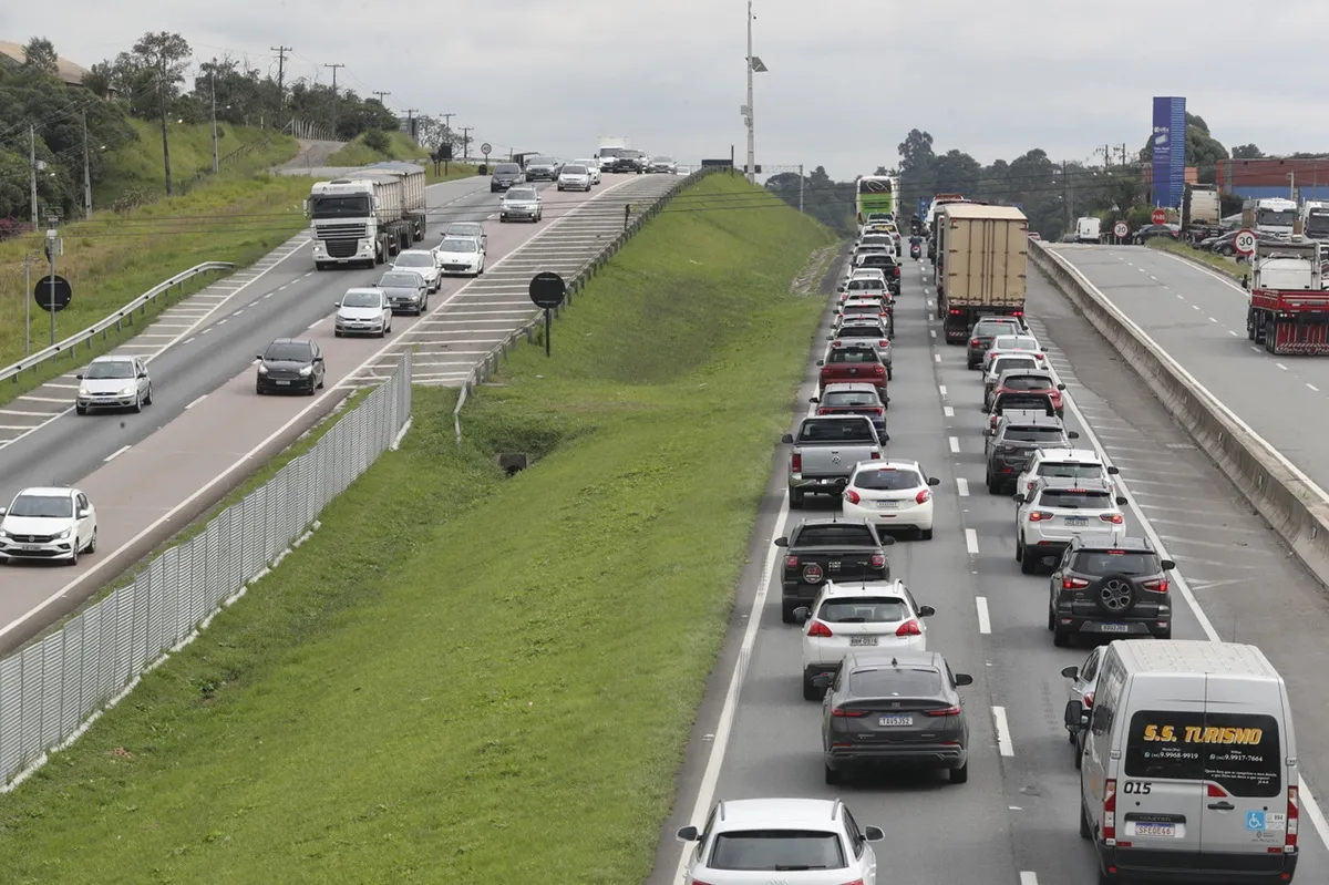 Movimento de rodovia do Paraná durante feriado de Tiradentes