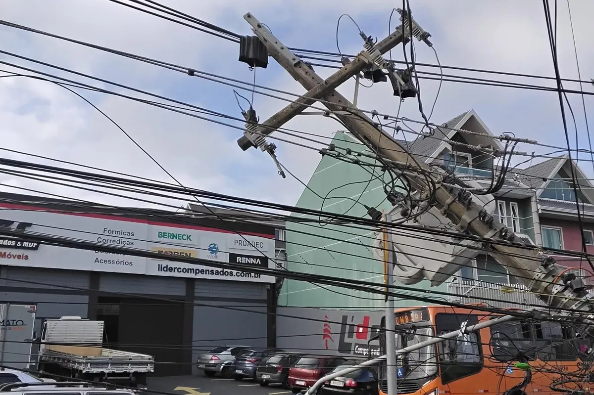 Poste quebra em acidente no bairro Pinheirinho, em Curitiba