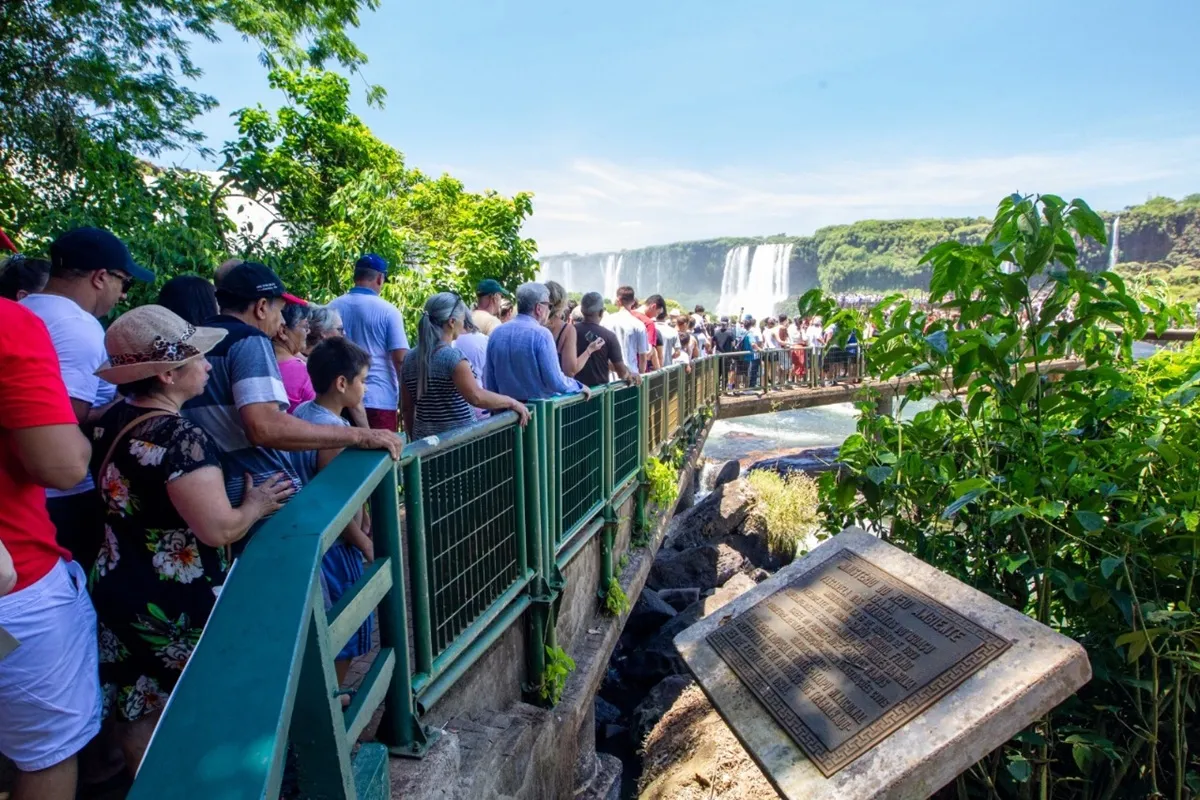 Imagem das Cataratas do Iguaçu durante feriado