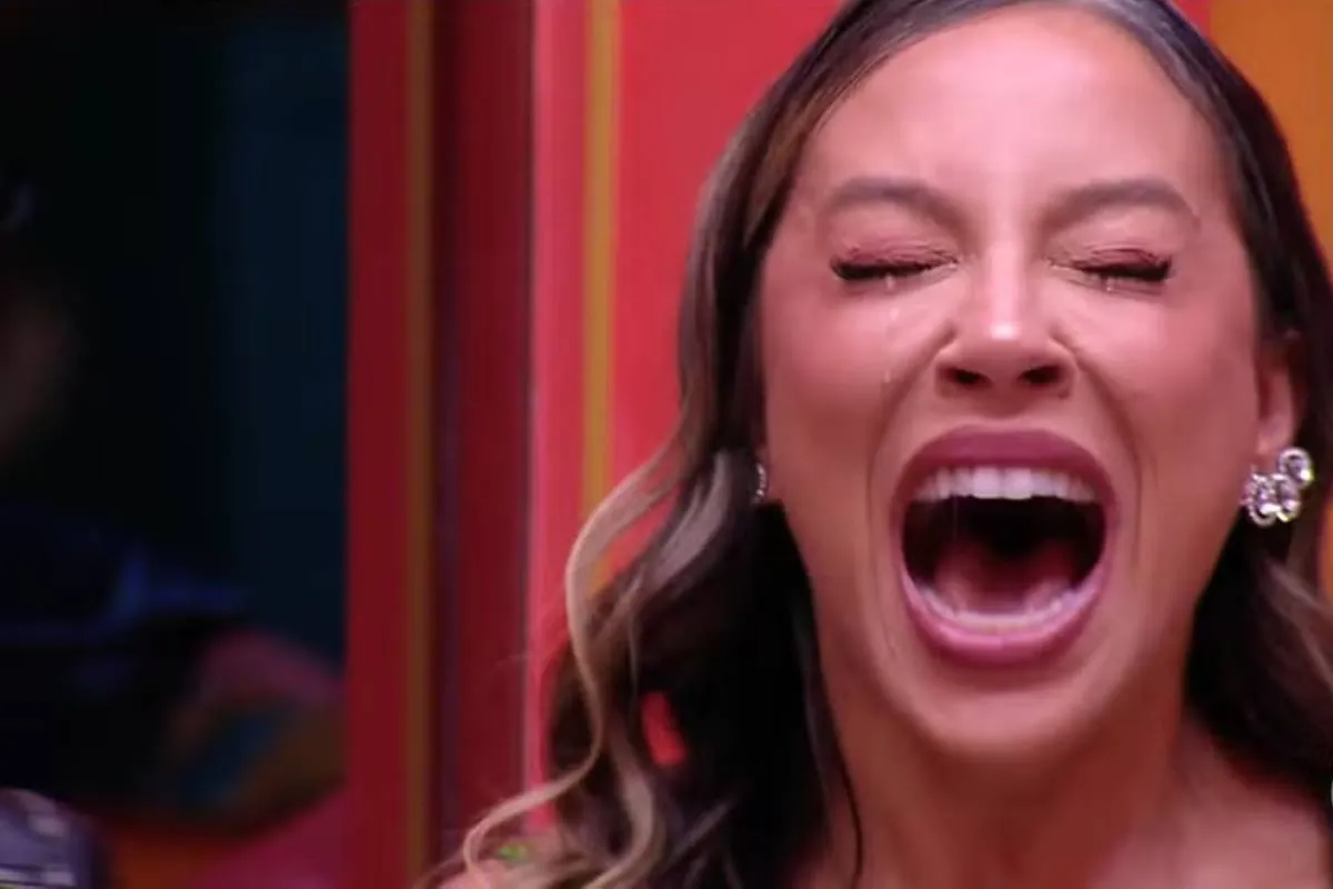 Imagem mostra a campeã do BBB 25: Renata. Ela está chorando de emoção.