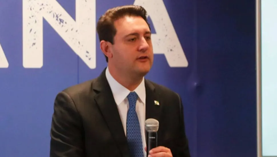 Imagem mostra Ratinho Jr com um microfone na mão