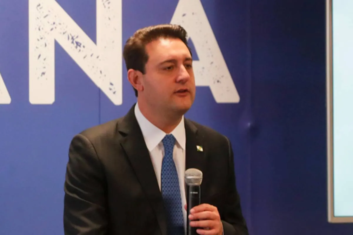 Imagem mostra Ratinho Jr com um microfone na mão