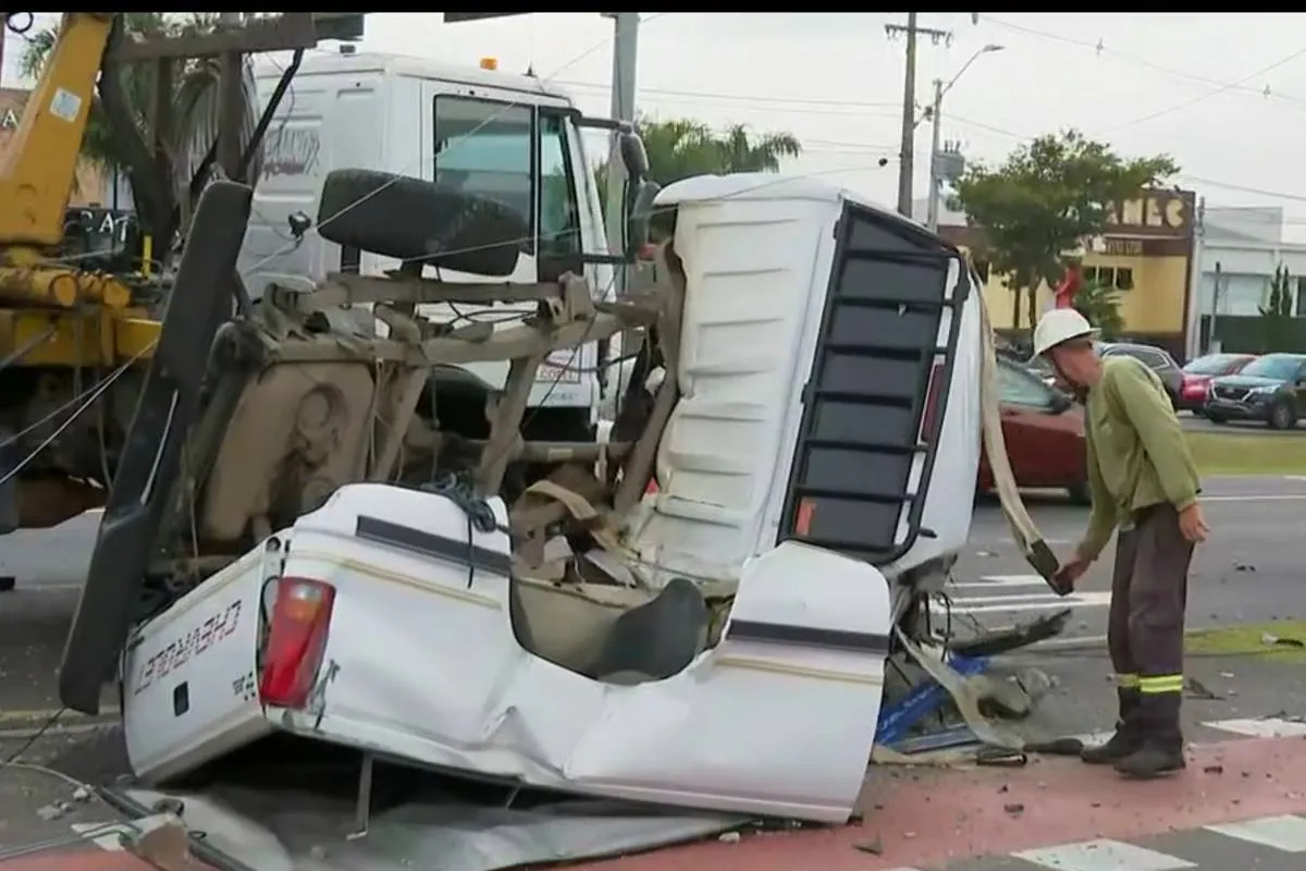 Imagem mostra uma caminhonete branca totalmente destruída