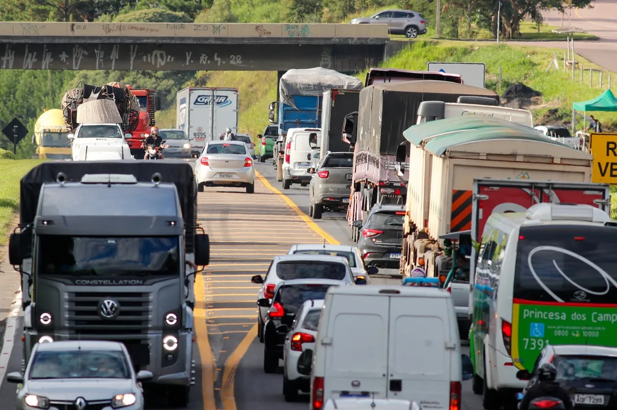 Trânsito no Contorno Norte, em Almirante Tamandaré, na Região Metropolitana de Curitiba