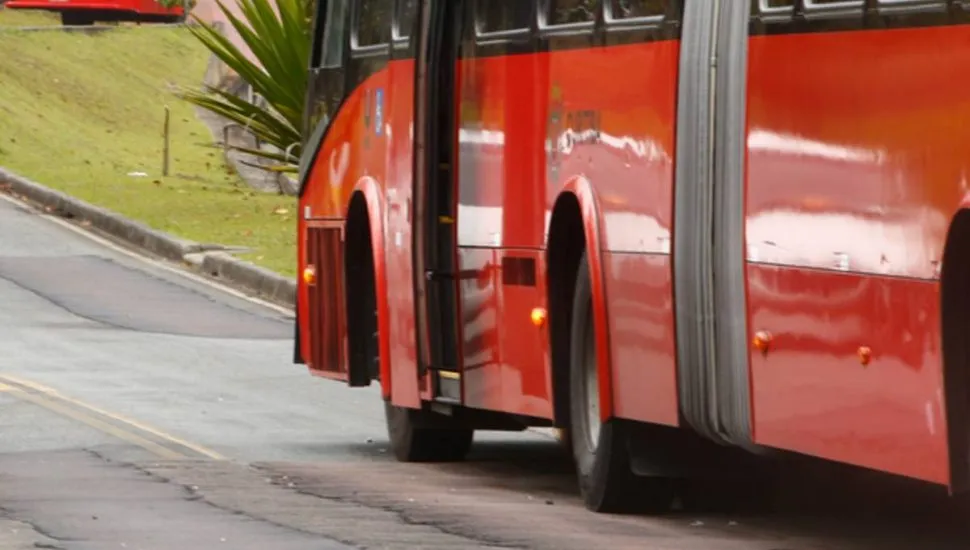 Imagem mostra um biartitulado vermelho em uma canaleta