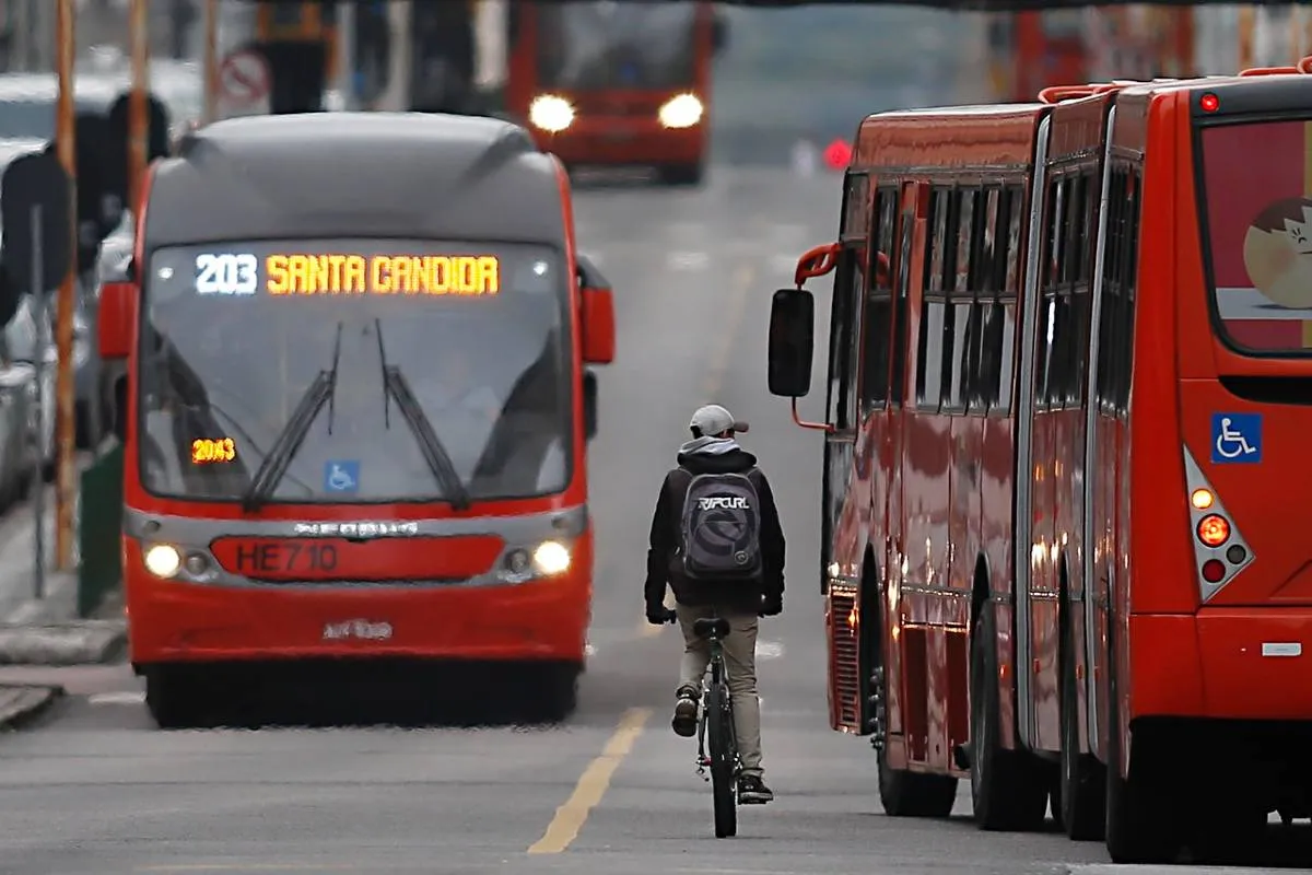 Imagem mostra o descaso de alguns ciclistas que utilizam a canaleta do Biarticulado para pegar rabeira ou até mesmo para pedalar normalmente. Foto: Arquivo/Tribuna do Paraná.