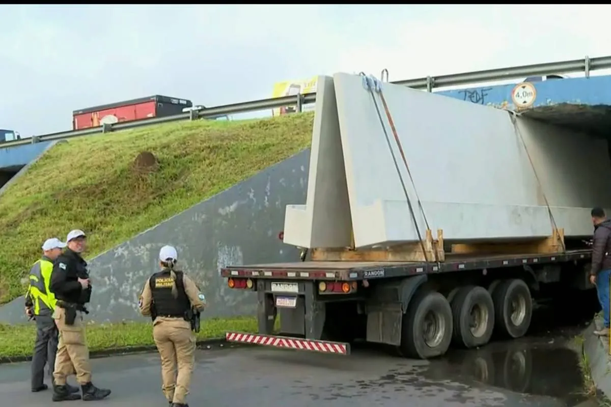 Caminhão carregava pelas de concreto e ficou enroscado na trincheira da BR-277.