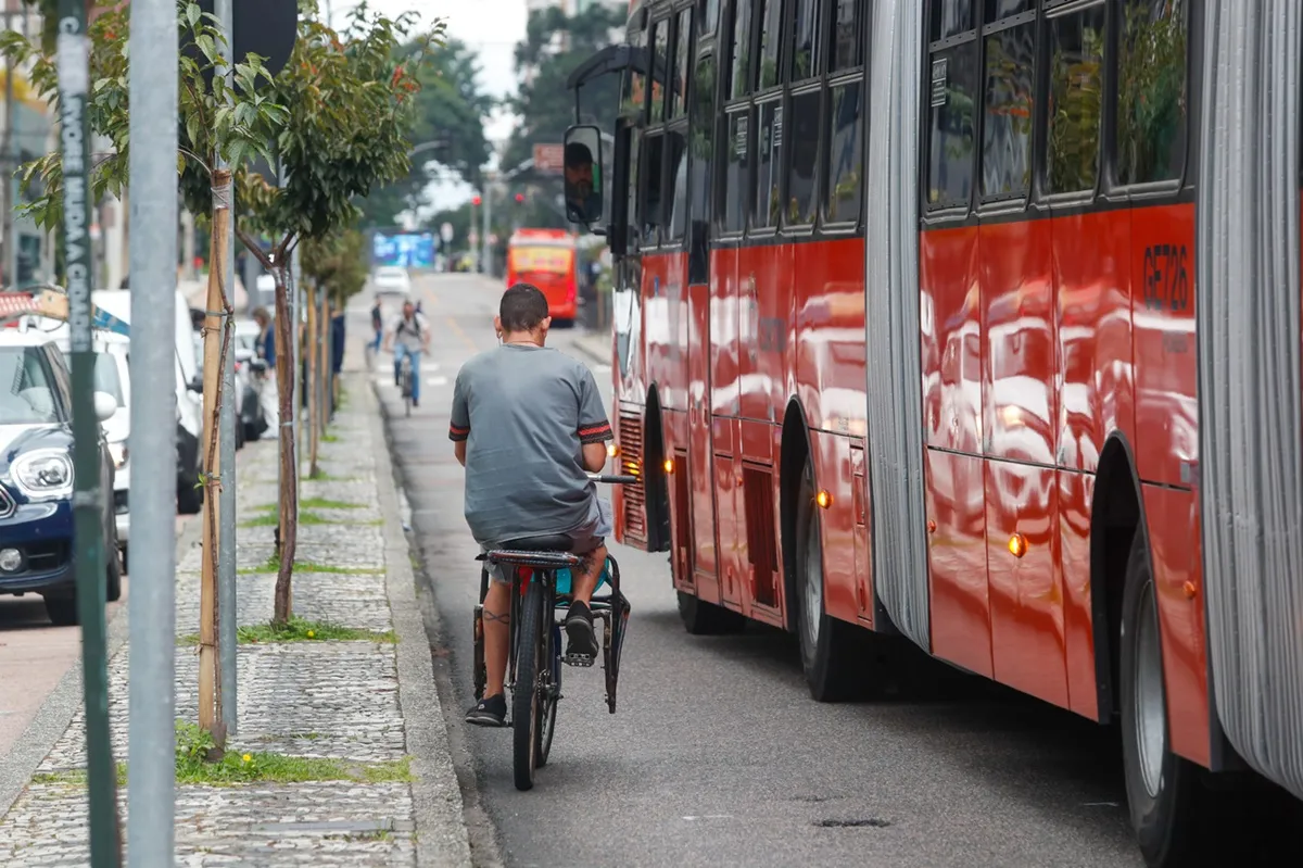 Prática perigosa, adolescente morreu ao pegar rabeira em biarticulado em Curitiba