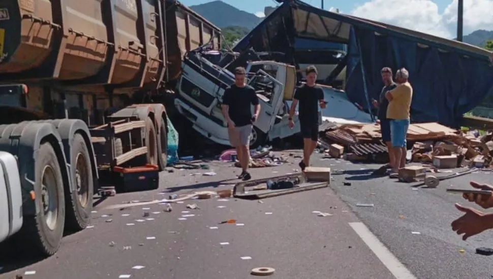 Acidente na BR-376, sentido Santa Catarina, envolveu ao menos três caminhões.