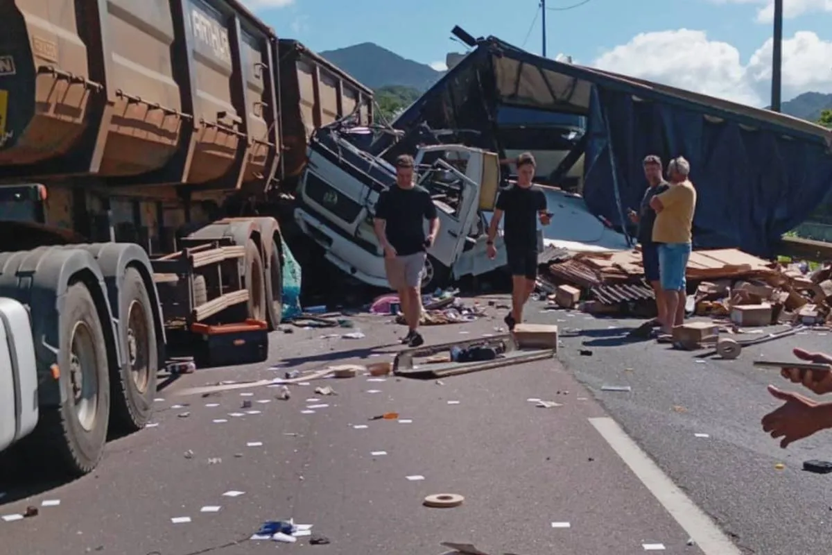 Acidente na BR-376, sentido Santa Catarina, envolveu ao menos três caminhões.