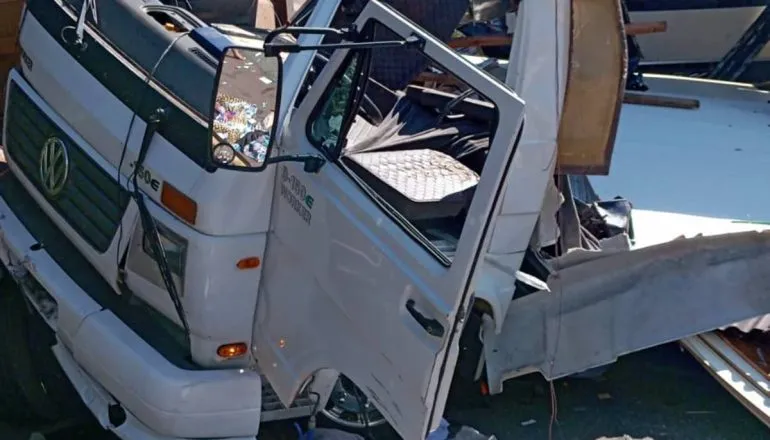 Acidente na BR-376, sentido Santa Catarina, envolveu ao menos três caminhões.