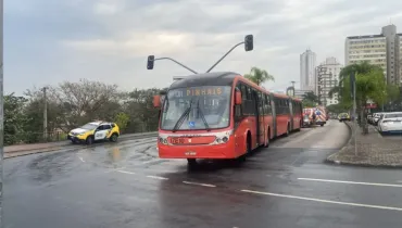 Jovem foi esfaqueado e morreu durante assalto em ônibus de Curitiba
