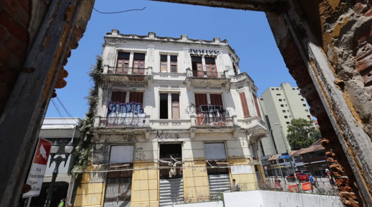 Imóvel abandonado no Centro de Curitiba