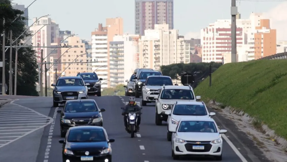 Movimento nas estradas do Paraná durante feriado