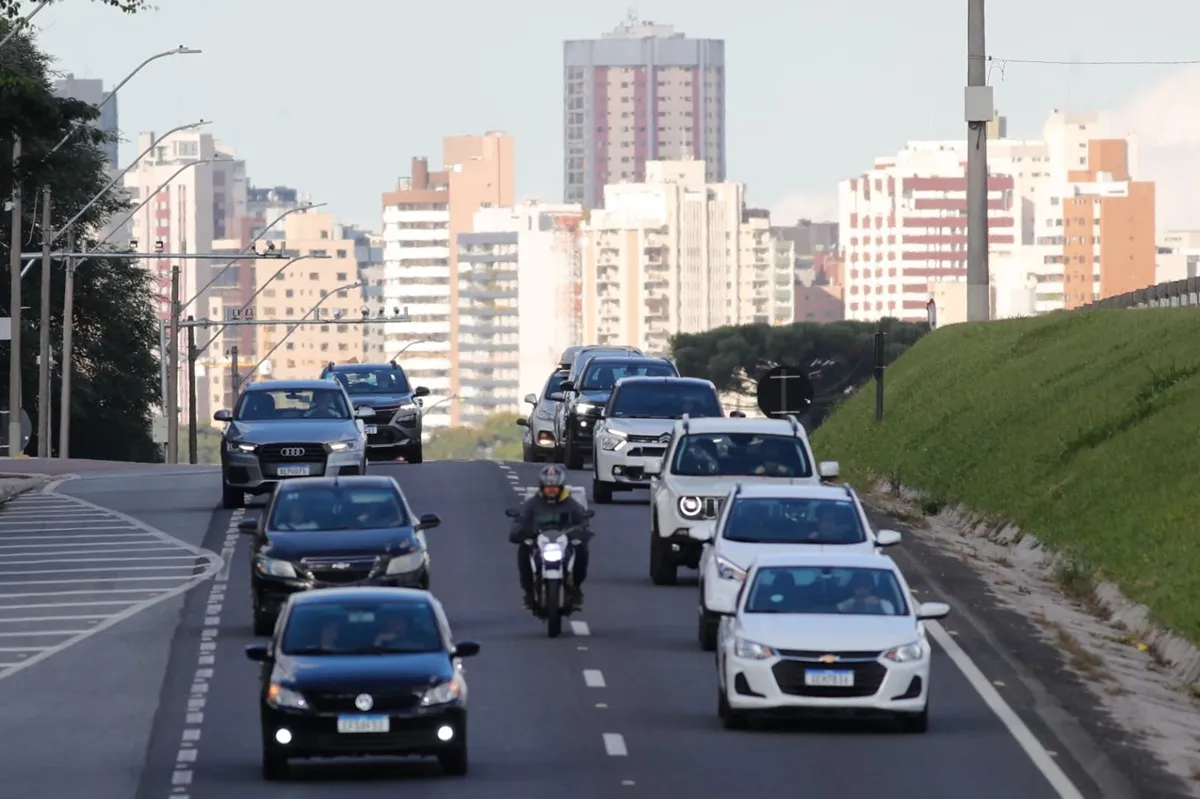Movimento nas estradas do Paraná durante feriado