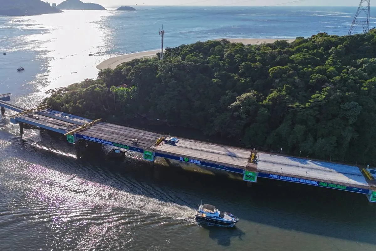 Imagem aérea mostra a ponte de Guaratuba com 50% concluída.