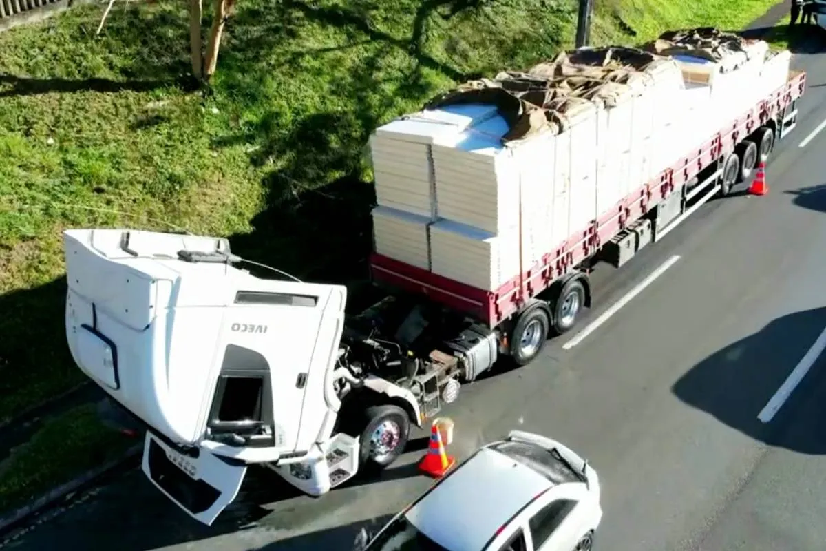 Imagem de drone mostra um caminhão branco carregado com isopor e a cabine abaixada na Linha Verde.