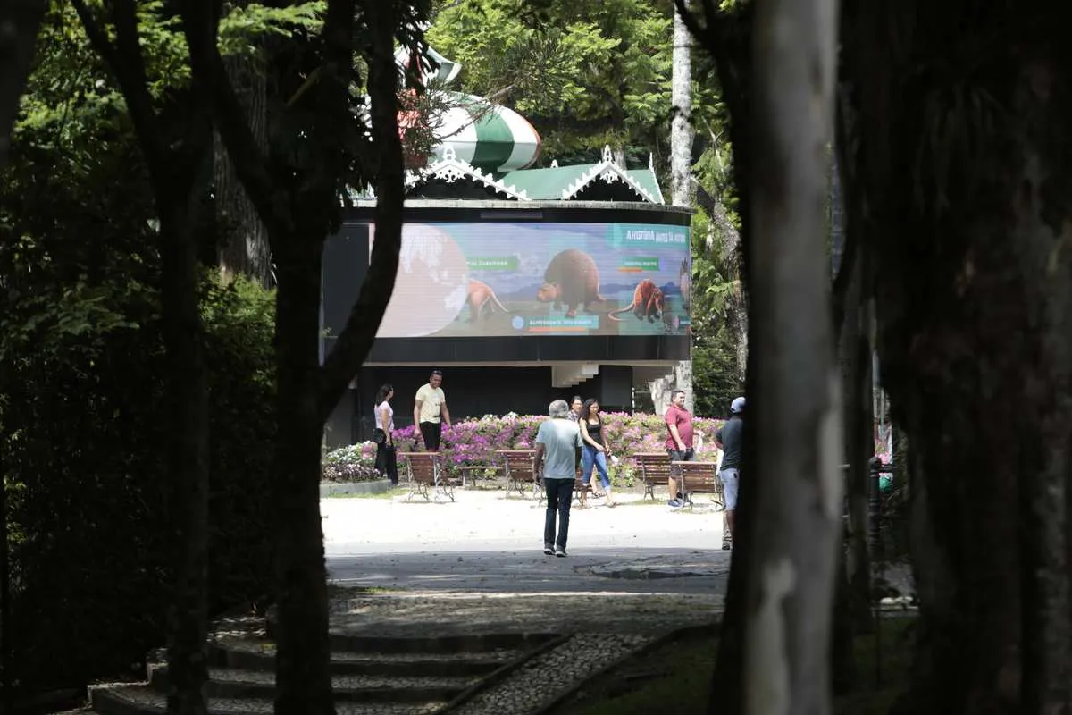 Imagem mostra detalhes do Passeio Público, parque mais tradicional de Curitiba.