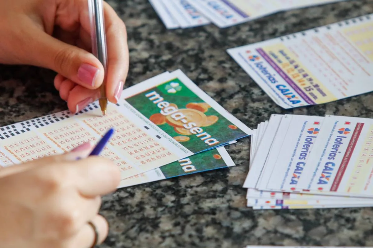 Imagem mostra uma mulher apostando em um bilhete da Mega Sena.