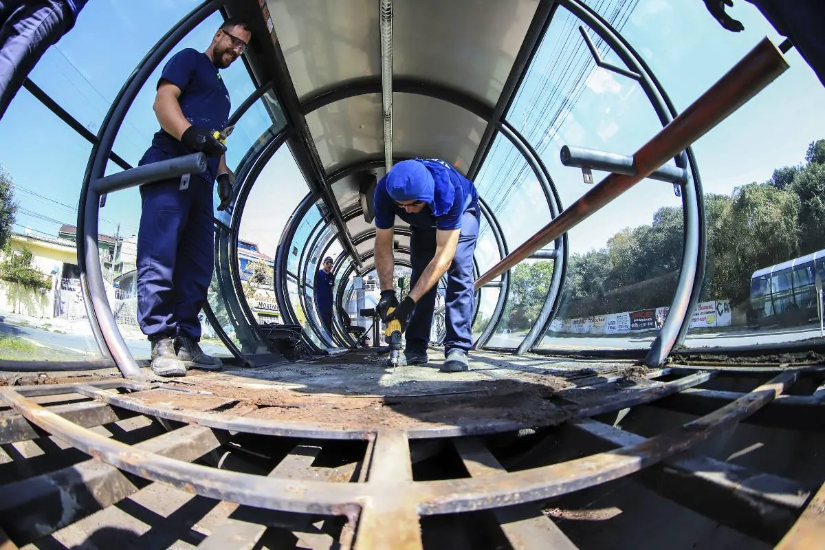 Imagem mostra uma estação-tubo de Curitiba em obra.