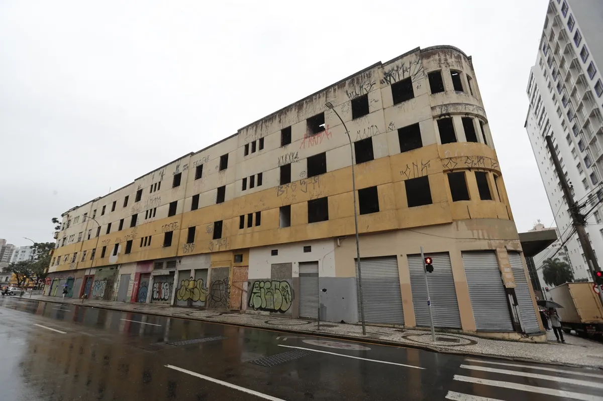 Prédio abandonado no Centro de Curitiba vai virar moradia social