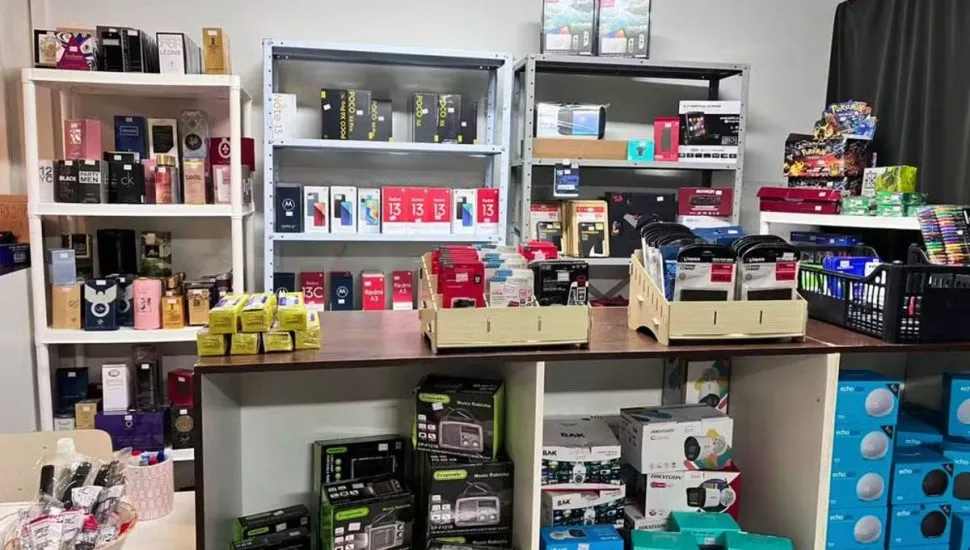 Bazar em Curitiba tem centenas de produtos apreendidos pela Receita Federal.