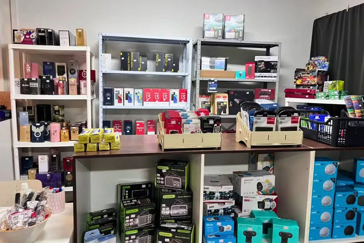 Bazar em Curitiba tem centenas de produtos apreendidos pela Receita Federal.
