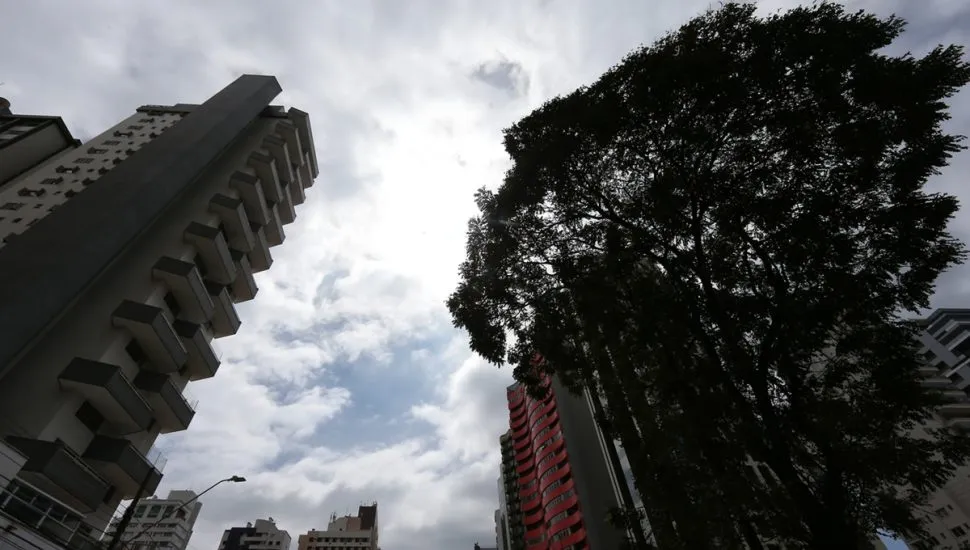 Céu nublado em Curitiba