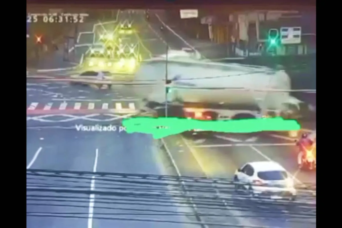 Imagem mostra o sinal verde para os veículos no momento do acidente