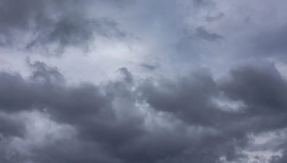 céu nublado, com nuvens escuras