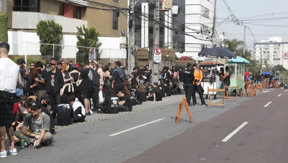 Fila para show do System of a Down em Curitiba