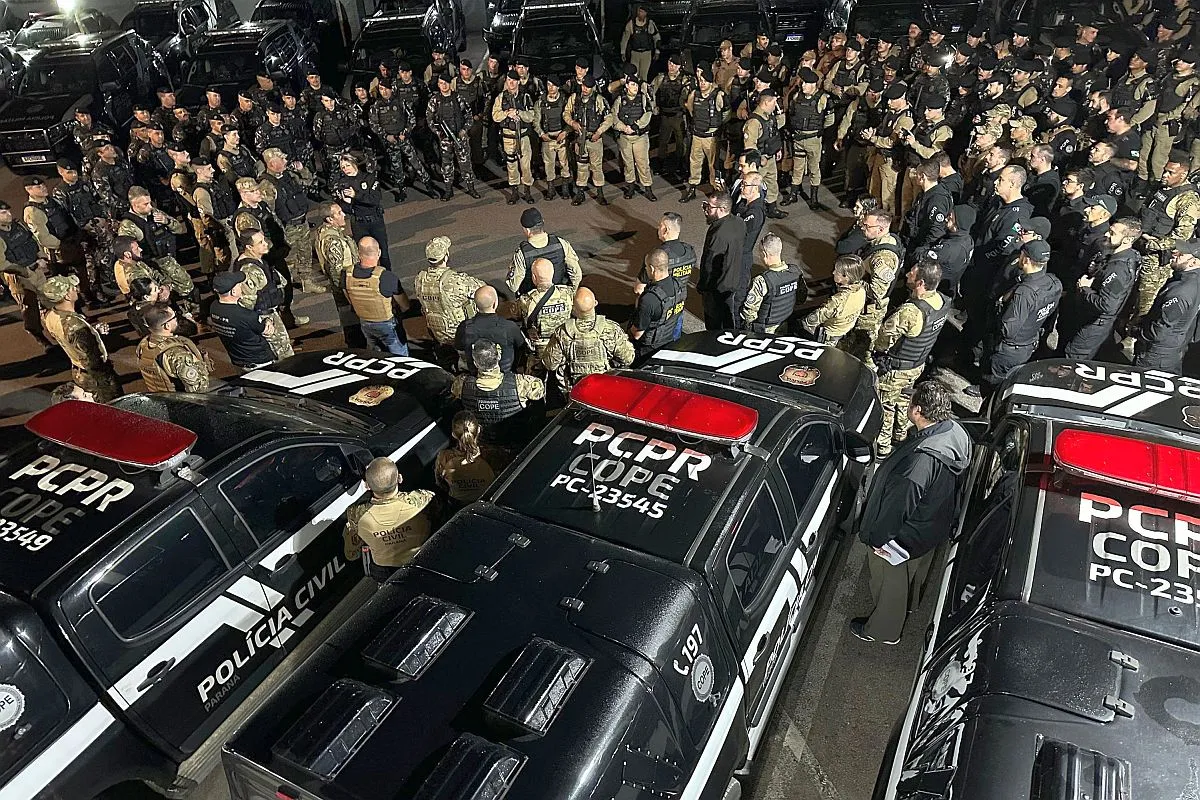 Imagem mostra dezenas de policiais ao redor de viaturas, ainda de madrugada, se preparando para operação