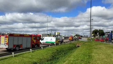 Um acidente entre uma moto e um carro deixou duas pessoas feridas em Fazenda Rio Grande