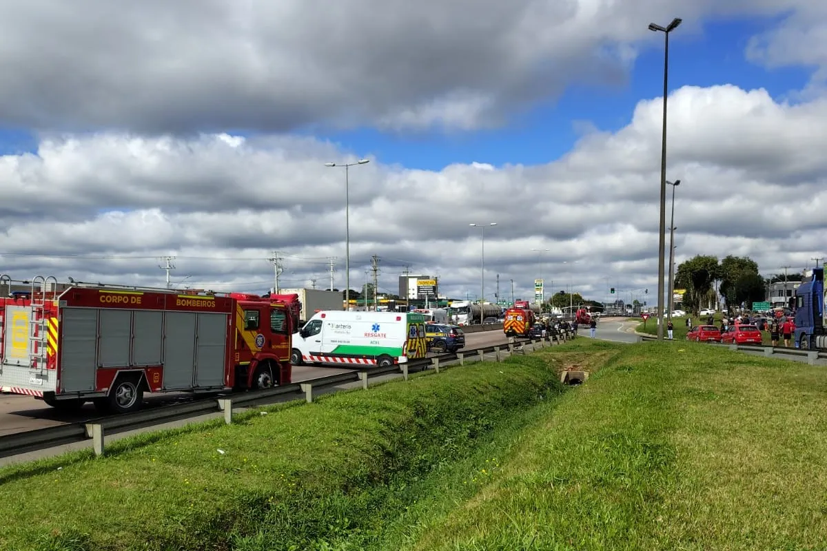 Um acidente entre uma moto e um carro deixou duas pessoas feridas em Fazenda Rio Grande
