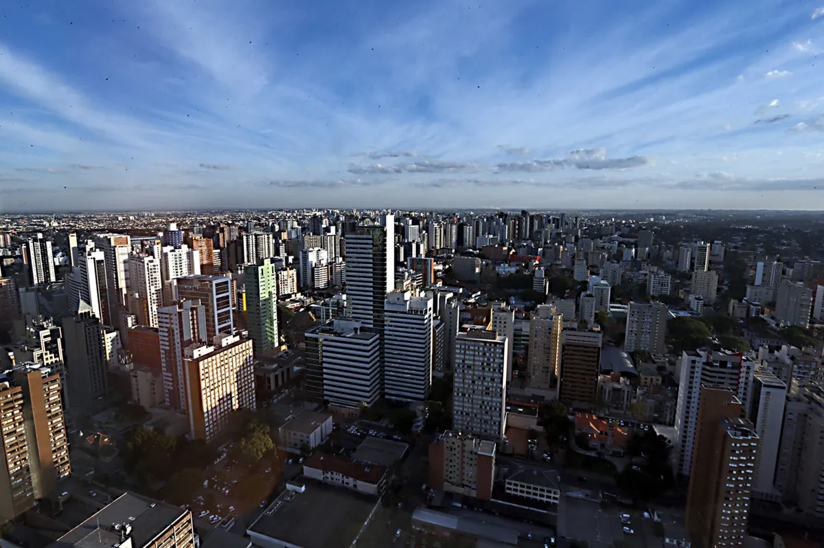 Céu limpo em Curitiba. Imagem de prédios no Centro