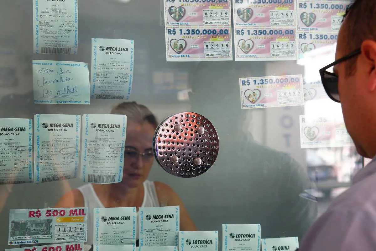 Imagem mostra um apostador em uma lotérica.