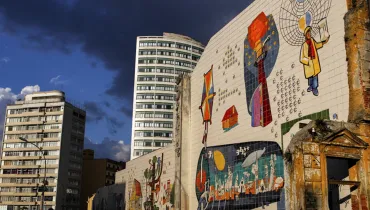 Painel de Poty Lazzarotto, atrás da Catedral, no Centro de Curitiba