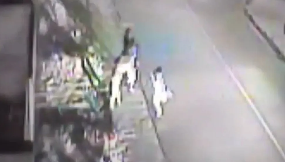 Imagem mostra o instante do atropelamento, registrado por uma câmera de segurança.