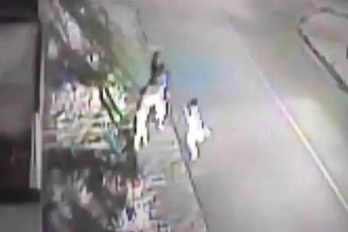 Imagem mostra o instante do atropelamento, registrado por uma câmera de segurança.