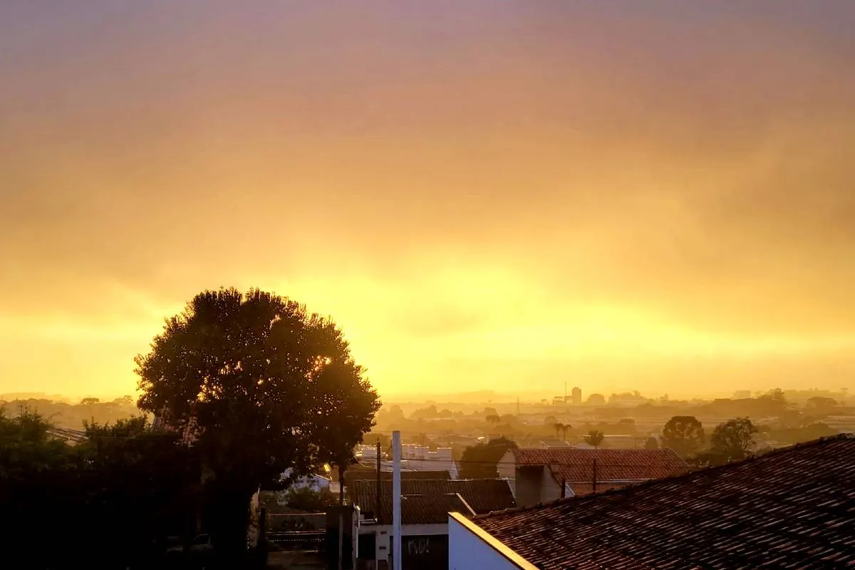 Imagem mostra o céu com sol nascendo em meio às nuvens
