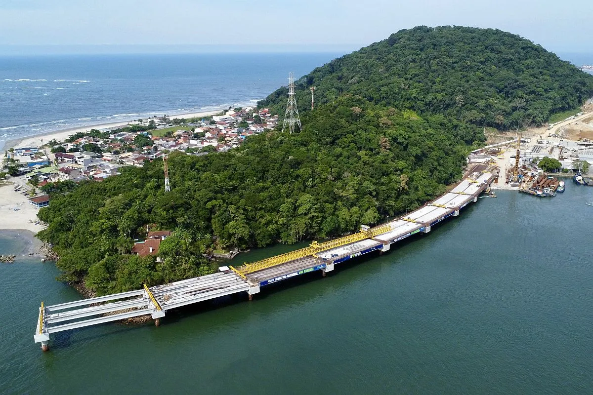Imagem aérea mostra ponte de Guaratuba, com prainha ao fundo