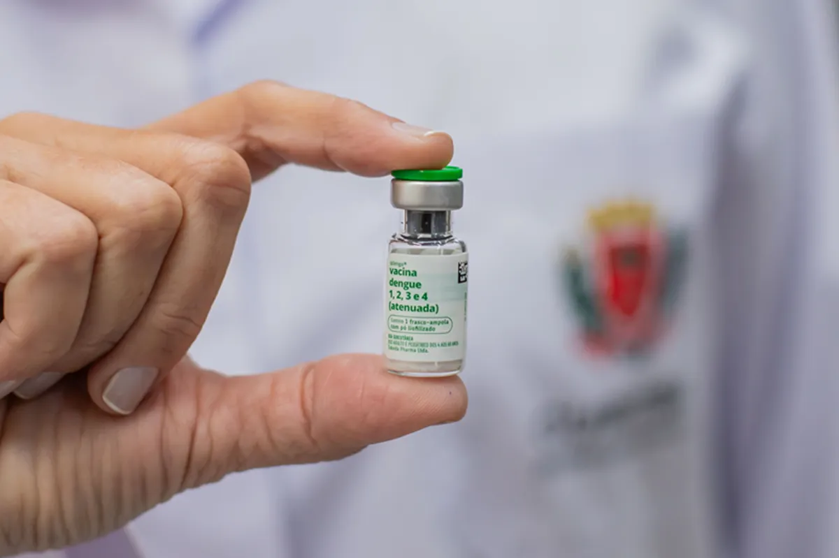 }Curitiba recebe vacina contra a dengue