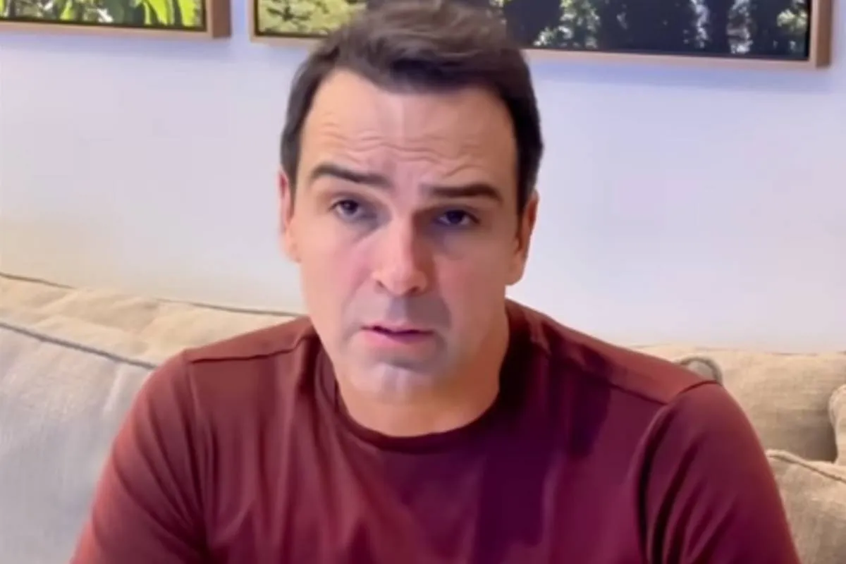 Imagem mostra Tadeu Schmidt