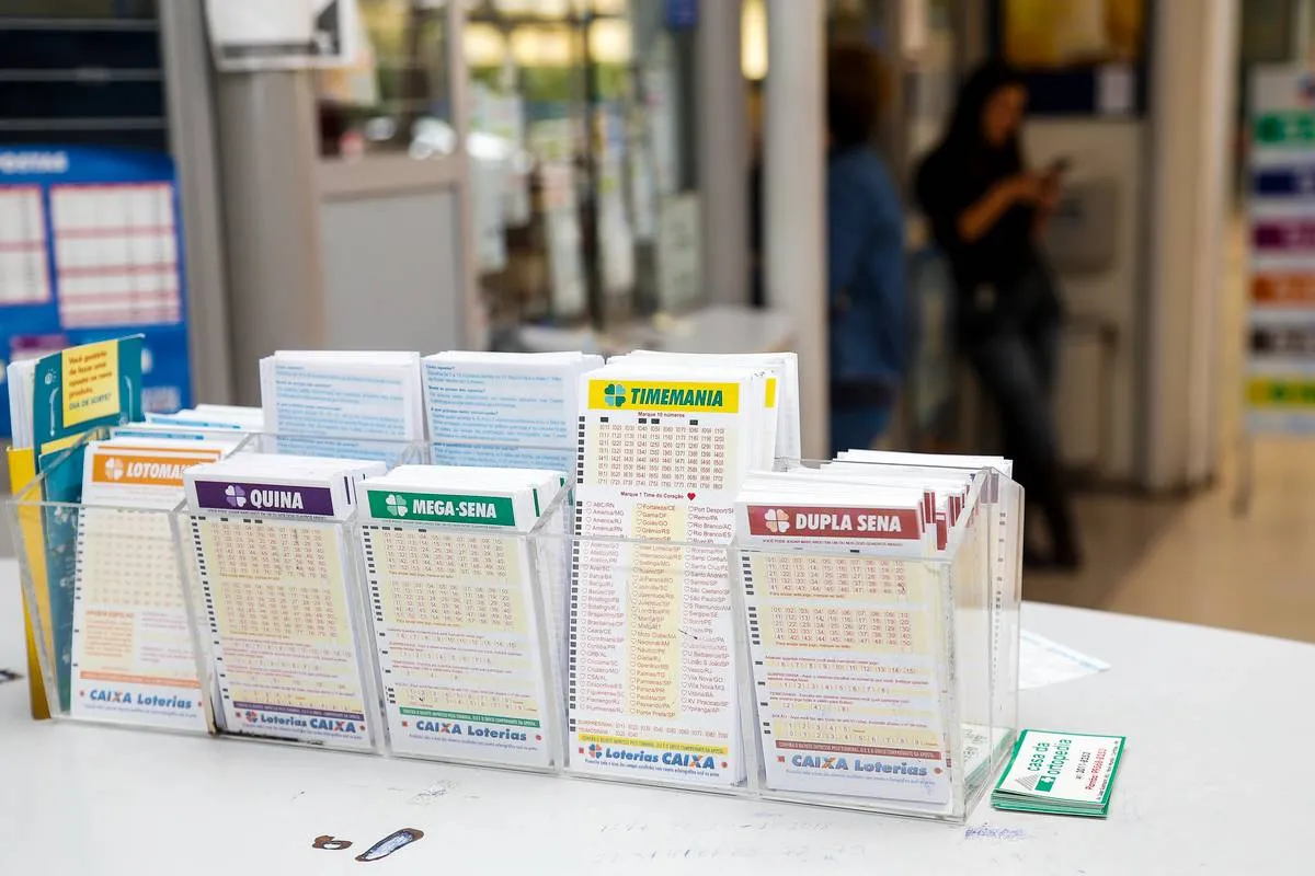 Imagem mostra cartões de loteria dispostos lado a lado em um balcão.