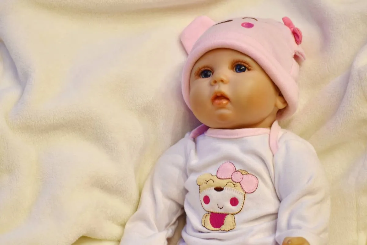 Imagem mostra um bebe reborn com roupas fofinhas.