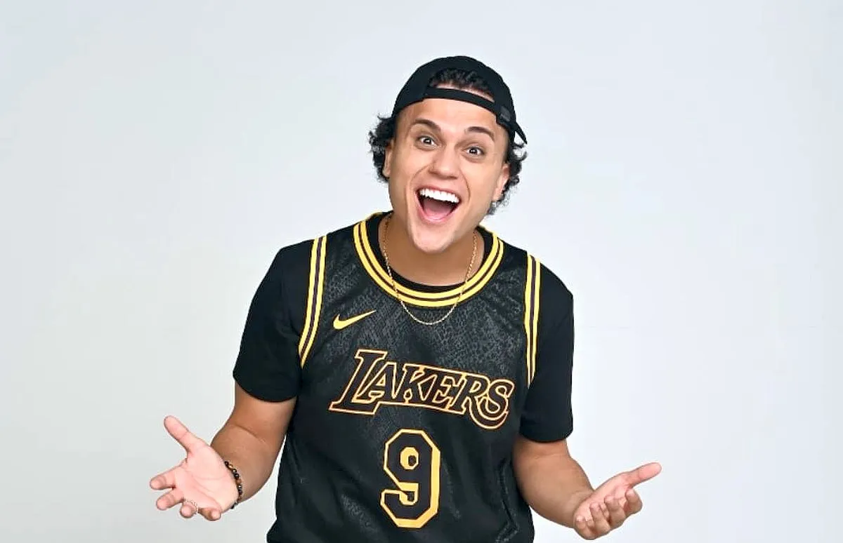 Foto mostra o humorista Teteu Severo com a camiseta do Lakers, time de basquete dos EUA